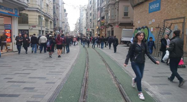 İstiklal Caddesi&#039;nde tramvay yolu yeşillendi, vatandaş şaşırdı