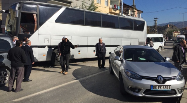 Kastamonu&#039;da araba ile çarpışan otobüsten 127 kaçak göçmen çıktı
