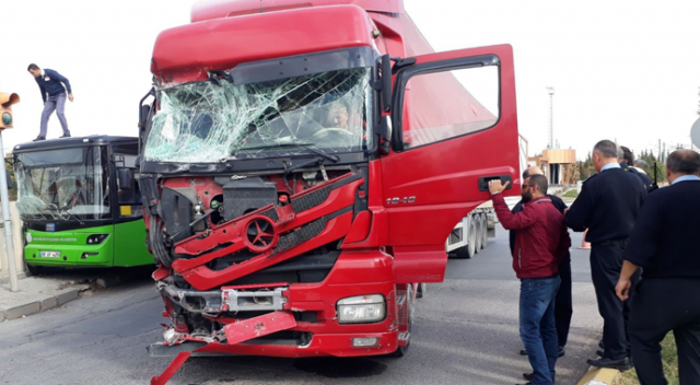 Kayseri&#039;de tır ile halk otobüsü çarpıştı: 10 yaralı