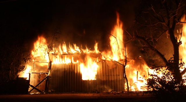 Kocaeli&#039;de yanan ev güçlükle söndürüldü