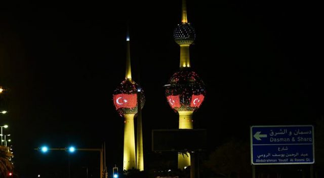 Kuveyt Kuleleri kırmızı beyaza büründü