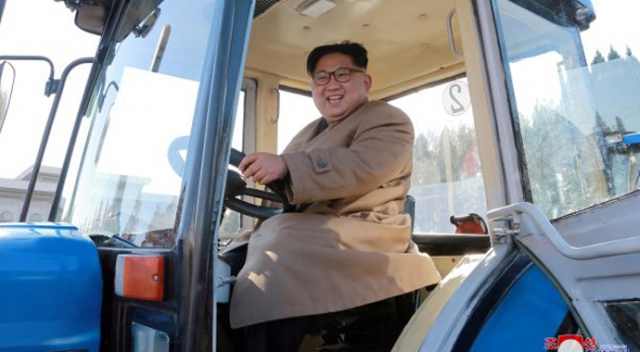 Kuzey Kore lideri Kim, traktör fabrikasını gezdi