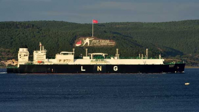 LNG tankeri Çanakkale Boğazı&#039;ndan geçti
