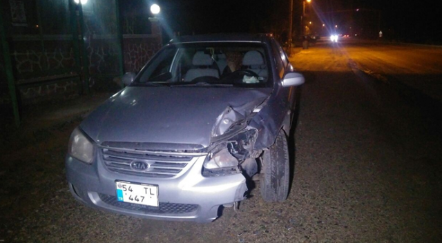 Sakarya&#039;da motosiklet otomobile çarptı: 2 yaralı