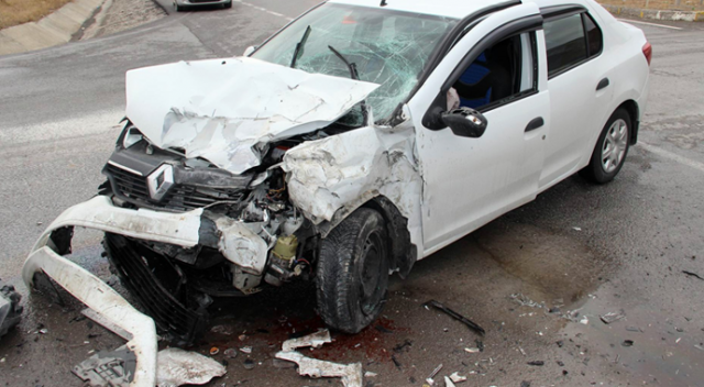 Sivas&#039;ta tır ile otomobil çarpıştı: 5 yaralı