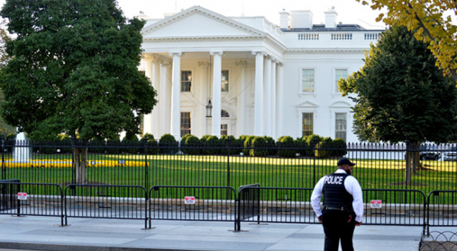 Beyaz Saray&#039;a çıkan yollar kapatıldı