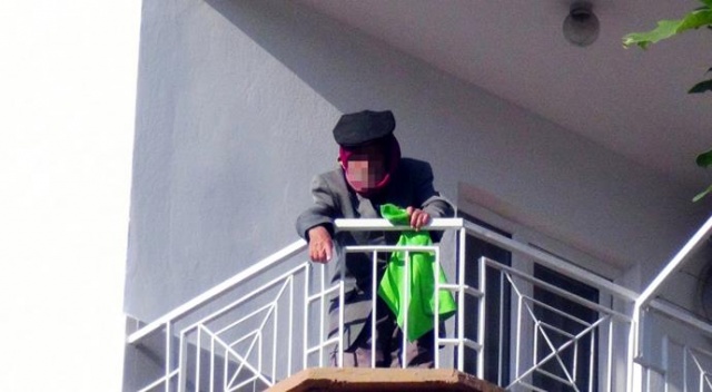 Yaşlı adam, balkona intihar etmek için çıktığını unuttu