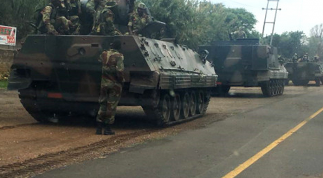 Zimbabve&#039;de darbenin ayak sesleri! Tanklar başkente doğru yola çıktı