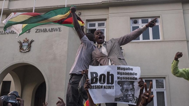Zimbabve halkı Mugabe&#039;nin istifasını kutluyor