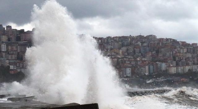 Zonguldak&#039;ta dev dalgalar 7 metrelik duvarı aştı
