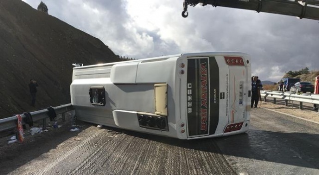 Antalya&#039;da yolcu midibüsü devrildi, 15 kişi yaralandı