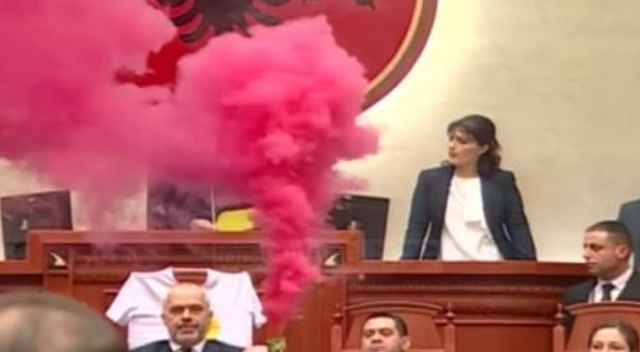 Arnavutluk Parlamentosu karıştı