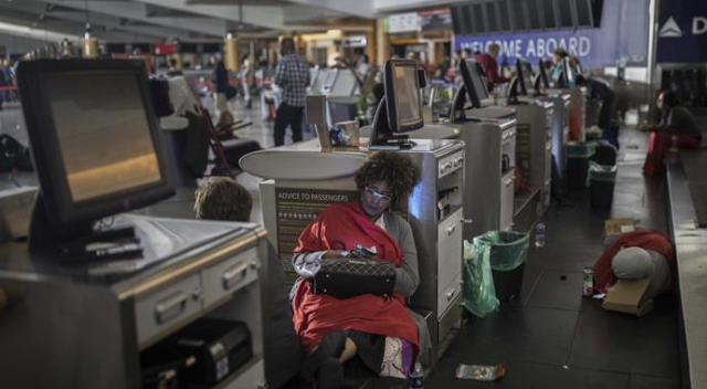 ABD&#039;de binlerce yolcu havalimanında mahsur kaldı