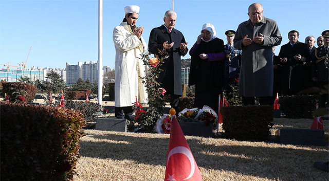 Başbakan Yıldırım Güney Kore&#039;de Türk Şehitliğini ziyaret etti