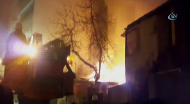 Beyoğlu&#039;nda yangın: Son anda kurtarıldı