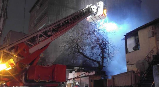 Beyoğlu&#039;ndaki yangın vatandaşı korkudan bayılttı