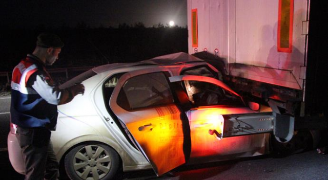 Bolu TEM&#039;de otomobil tıra arkadan çarptı: 5 yaralı