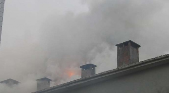 Çatı yangını mahalleliyi sokağa döktü
