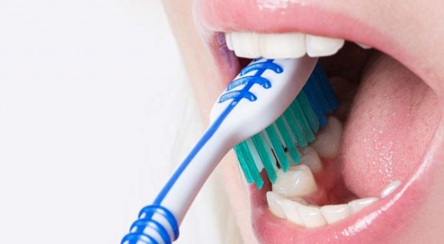 Diş fırçalarken bunlara dikkat (Diş Nasıl Fırçalanır, Dişimi Kaç Dakika Fırçalamalıyım?)