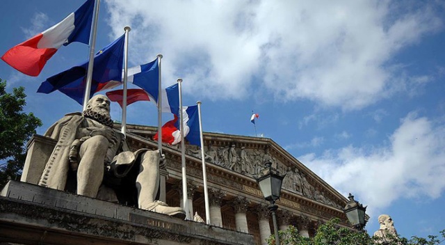 Fransız milletvekilleri maaşlarını az buluyor