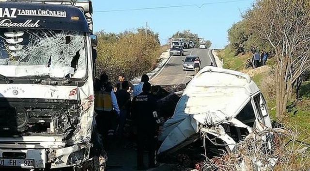 Göçmenleri taşıyan minibüs ile kamyon çarpıştı: 10 ölü, 6 yaralı