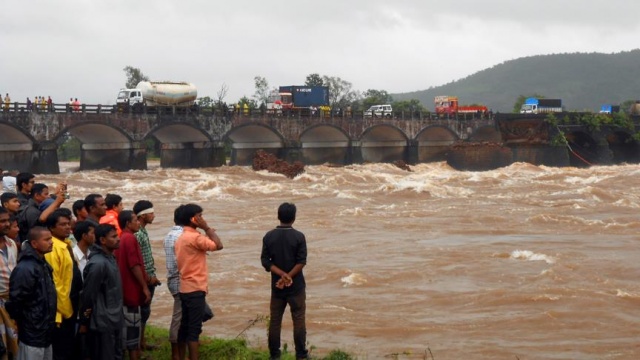 Hindistan&#039;da otobüs nehre düştü: 32 ölü
