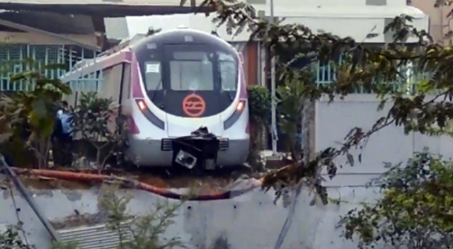 Hindistan&#039;da sürücüsüz metro duvara çarptı