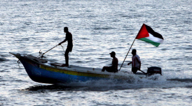 İşgalci İsrail, Gazze&#039;de 5 Filistinli balıkçıyı gözaltına aldı
