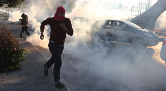 İşgalci İsrail güçlerinden Ramallah&#039;ta bir kasabaya baskın
