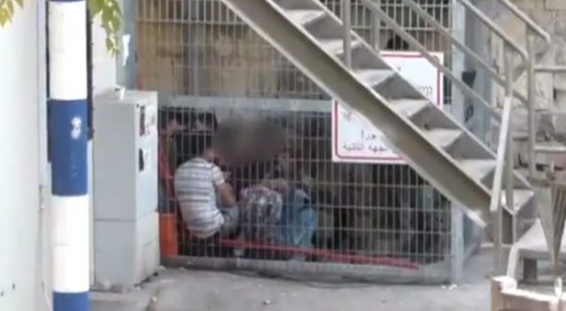 İsrail, Filistinli çocukları gözaltına alıp kafese kapattı