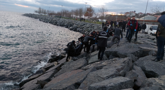 İstanbul&#039;da denizde erkek cesedi bulundu