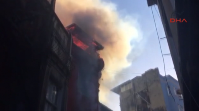 İstanbul Tarlabaşı&#039;nda binanın çatısında yangın