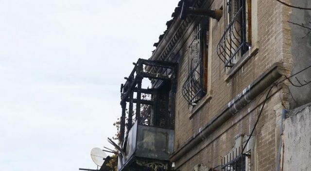 İzmir&#039;de asırlık tarihî bina yandı