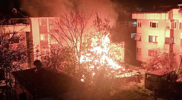 Kadıköy&#039;de gece kondu alev alev yandı