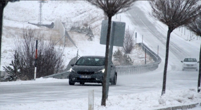 Kar yağışı Sivas&#039;ta ulaşımı aksattı