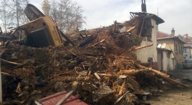 Karaman’da yıkım yapan kepçe devrildi