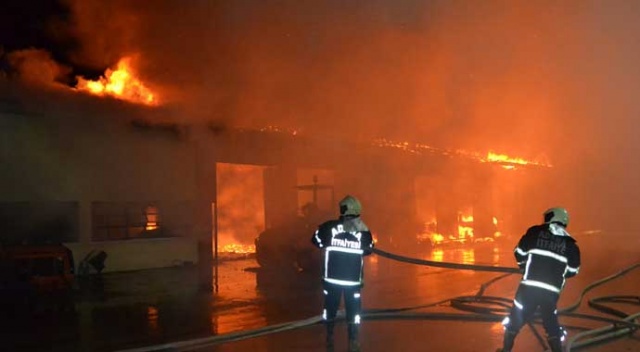Karayolları hizmet binası ve araçları yangında küle döndü