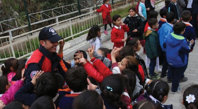 Mardin&#039;de çocuklar güvenle okula gidiyor