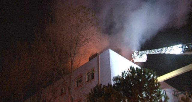 Mobilya fabrikasının çatısı alev alev yandı