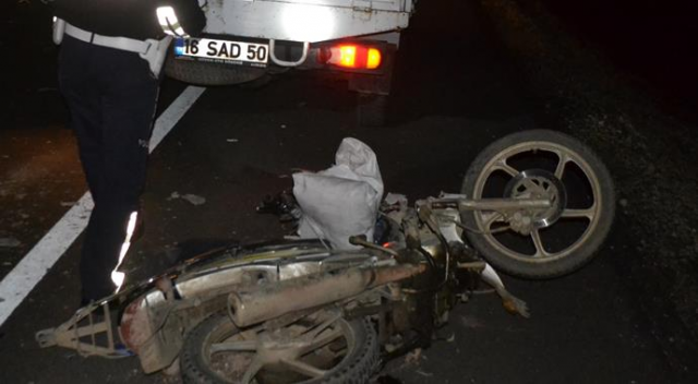 Motosiklet kamyonete arkadan çarptı: 1 ölü