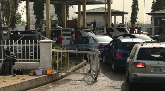 Nijerya&#039;da benzin krizi büyüyor