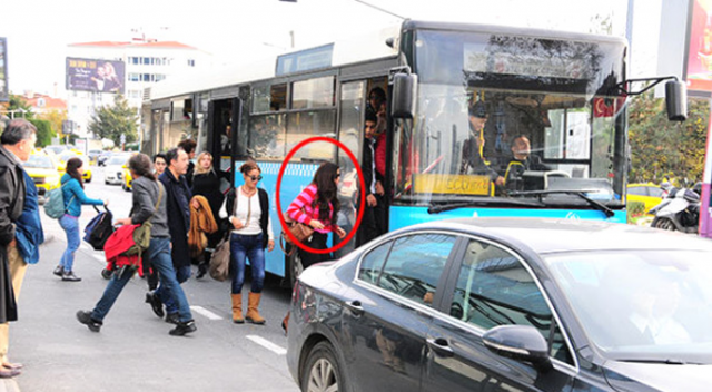 Oyuncu Asena Tuğal, otobüse binerken görüntülendi