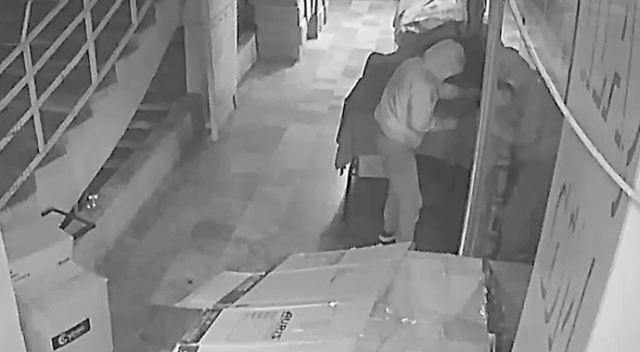 Pasajdaki hırsız güvenlik kamerasına yakalandı