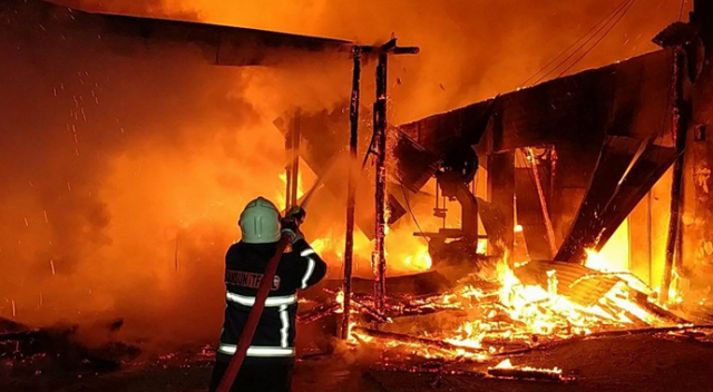 Samsun&#039;da palet fabrikası alev alev yandı