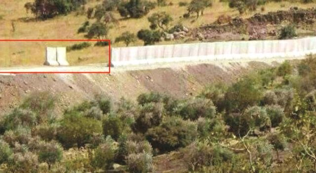 Sınırdaki güvenlik duvarı, büyük araç geçişleri için bazı bölgelerde kaldırıldı