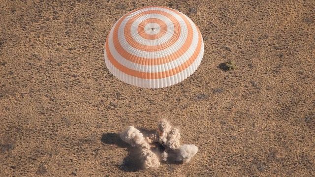 Soyuz kapsülü Dünya&#039;ya döndü