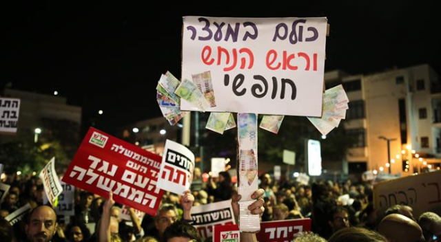 Tel Aviv kaynıyor! Binlerce kişi Netanyahu&#039;yu protesto için sokaklarda
