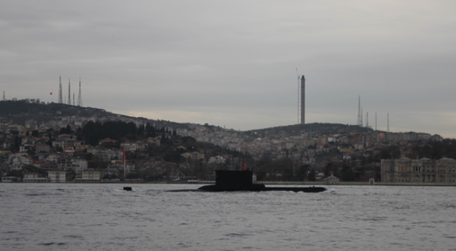Türk denizaltısı İstanbul Boğazı&#039;ndan geçti