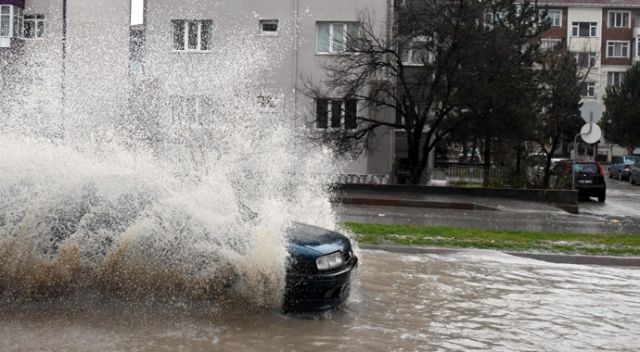 Uyarılar peş peşe geldi, yağmur hayatı felç etti (İstanbul&#039;da Yağmur Ne Kadar Sürecek)