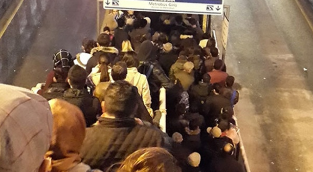 Yenibosna metrobüs durağında kalabalık çilesi